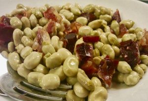 Faves tendres ofegades amb pernil, recepta