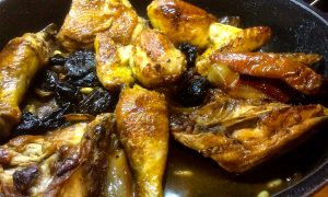 pollastre amb prunes i pinyons, recepta