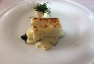 Bacalla a la graella amb espinacs i mussolina d'all, recepta