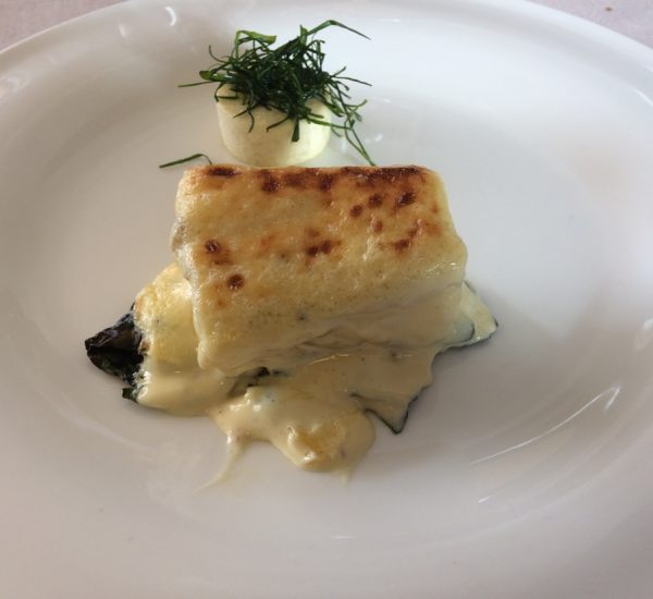 Bacalla a la graella amb espinacs i mussolina d'all, recepta