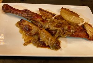 Espatlla de cabrit al forn amb patata i ceba, recepta