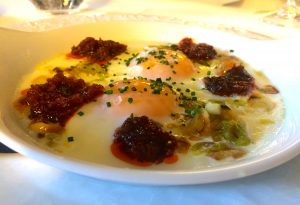 ous al plat amb sobrassada, recepta