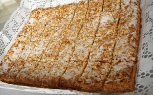 Coca de llardons i pinyons, recepta