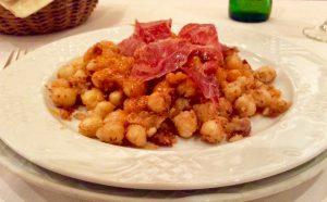 Cigrons saltats amb pernil, recepta