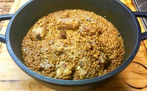 Llenties estofades amb costelló de porc i xoriç, recepta