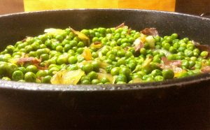 Pèsols ofegats amb pernil, recepta